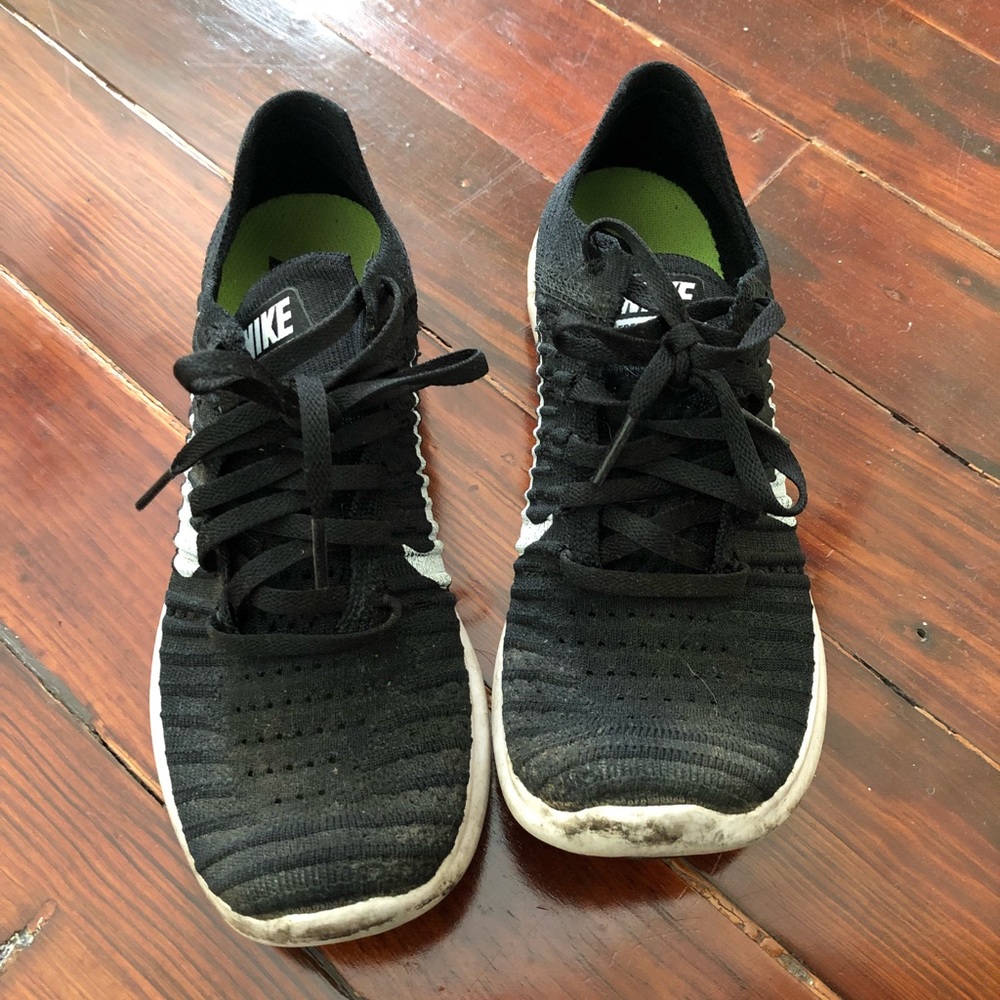 Black nike tennis shoes